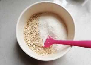 然后再加入50克椰蓉；