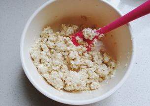 把所有材料翻拌均匀；