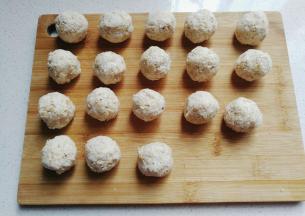 然后分成均匀的小剂子稍微捏成团；（不要过分捏太紧实哦）