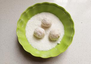 再把小团团放入椰蓉中滚一圈，裹满椰蓉；