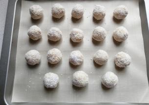 依次裹完所有小团摆入烤盘中；