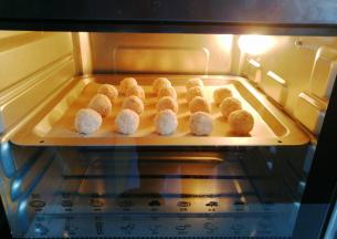 放入预热好的烤箱中层上下火150度烤约30分钟即好；