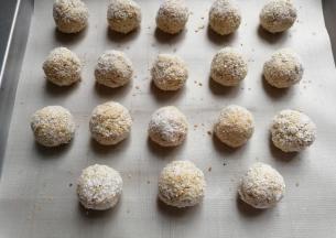 烤好的燕麦椰蓉球出炉晾凉密封保存。