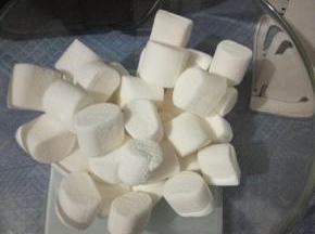 材料准备好，棉花糖称重150g。