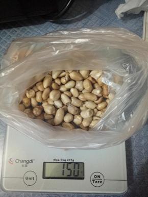 花生150g，可以根据个人口味调整坚果，也可以用生花生，用烤箱或者炒锅炒熟都可以，我这是自己喜欢的花生用保鲜袋方便压碎。