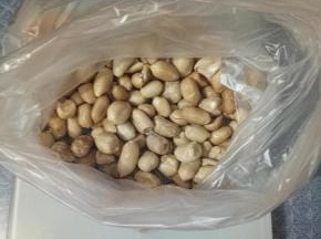 花生150g，可以根据个人口味调整坚果，也可以用生花生，用烤箱或者炒锅炒熟都可以，我这是自己喜欢的花生用保鲜袋方便压碎。
