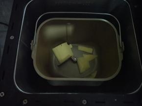 黄油放入，选择搅拌，其实选择平底锅做也很简单就是区别手动搅拌跟机器搅拌。