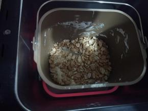 融化后放入奶粉继续搅拌，均匀后喜欢吃抹茶或者巧克力的这个时候可以放入，均匀后加入花生碎，我这个是有盐的就不需要放盐了，自己炒的最好放少许盐，防止太甜。