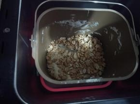 融化后放入奶粉继续搅拌，均匀后喜欢吃抹茶或者巧克力的这个时候可以放入，均匀后加入花生碎，我这个是有盐的就不需要放盐了，自己炒的最好放少许盐，防止太甜。