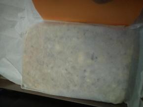 花生搅拌一下就放到正方的烤盘塑型，我这为了方便塑型，铺了一层油纸，然后卡着一个角落做成长方形方便切块均匀。