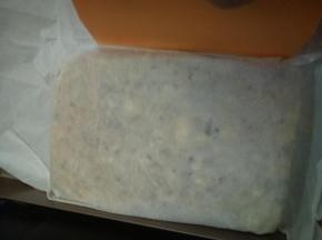 花生搅拌一下就放到正方的烤盘塑型，我这为了方便塑型，铺了一层油纸，然后卡着一个角落做成长方形方便切块均匀。