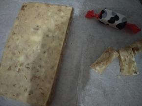 放凉硬化后切块，包一层糯米纸后选择自己喜欢糖纸。