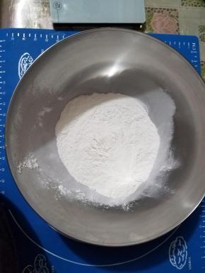 先200g糯米粉加180g水和成一个光滑的面团。水不要一下全放进去，一点一点揉，根据自己的糯米粉调整。