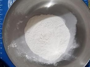 先200g糯米粉加180g水和成一个光滑的面团。水不要一下全放进去，一点一点揉，根据自己的糯米粉调整。