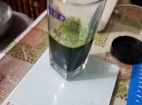 再用100g糯米粉加菠菜汁揉成一个光滑的面团，2个面团的水不要一下都放进去，根据你的糯米粉适当调整，菠菜汁是用破壁机50:50打碎过筛的，千万不要省事用色素。