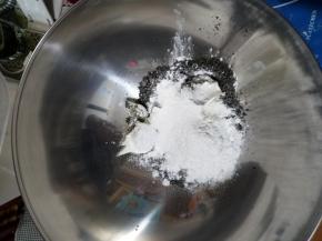 黑芝麻用破壁机打碎，注意不难打出油脂，点动最好，没有的就用料理机也可以，或者选择别的夹心，猪油也可以适当调整不要一下全进去，我开始的猪油就放多了，一定注意。