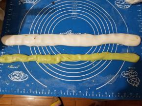 2块面团搓成长条状。