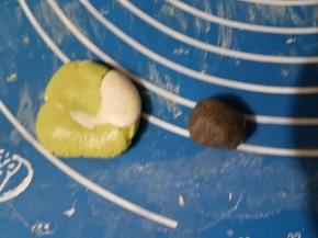 简单揉一下分成大约13-15g的小面团，千万不要把面团揉狠了，绿色条纹就没了。面团需要反复揉摁，否则面皮容易开裂。