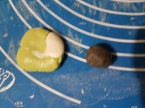 简单揉一下分成大约13-15g的小面团，千万不要把面团揉狠了，绿色条纹就没了。面团需要反复揉摁，否则面皮容易开裂。