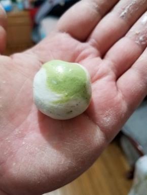 轻轻的揉成圆，我们的小汤圆就好了。