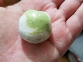 轻轻的揉成圆，我们的小汤圆就好了。