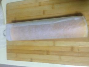 12.晾至温热的蛋糕胚 撕掉油纸 切去四边 卷好 放入冰箱冷藏定型