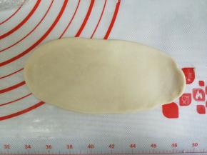 按扁，擀成椭圆形。