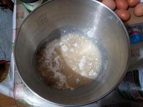 除了橄榄油，把所饼坯的材料全放进面桶里揉成面团。