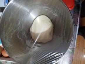 揉好的面团盖上保鲜膜进行发酵。