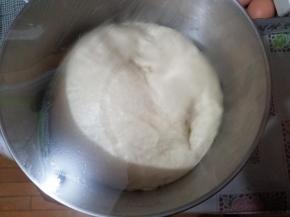 面团发酵成2倍大就可以做饼坯了。