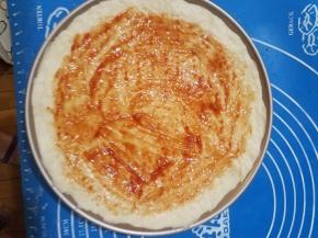 刷一层番茄酱，这个酱料根据自己口味调整，也可以自己用番茄跟圆葱自己炒个酱也可以买披萨酱。