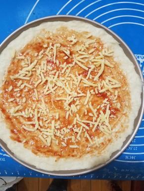 撒一层芝士碎。