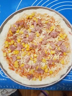 铺一层材料，我先加的玉米跟金枪鱼，这个材料先后顺序没有太大讲究看个人。