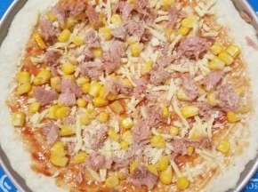 铺一层材料，我先加的玉米跟金枪鱼，这个材料先后顺序没有太大讲究看个人。