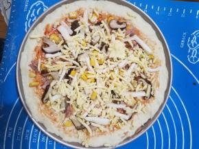 上面再盖一层芝士碎，如果喜欢披萨草的话，这个时候可以撒一层披萨草或者罗勒叶都可以，但是我家人都不喜欢我这个就没有撒。