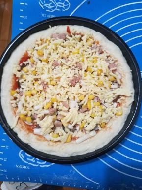 爱吃芝士的可以把芝士铺的满满的，然后放进预热好的烤箱，180-200度烤20分钟左右，这个根据你烤箱的温度还有披萨的厚度进行调整。