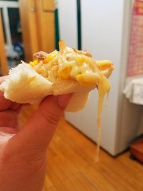 拉丝的披萨香香的，如果非常喜欢芝士的话，烘烤5-10分钟的时候可以再撒一层芝士碎。