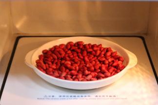 把花生冲洗下，沥干水分，放入微波炉中加热约3分钟至熟，取出放凉。（中途要取出晃动下，加热时间请按实际情况调整）