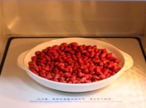 把花生冲洗下，沥干水分，放入微波炉中加热约3分钟至熟，取出放凉。（中途要取出晃动下，加热时间请按实际情况调整）