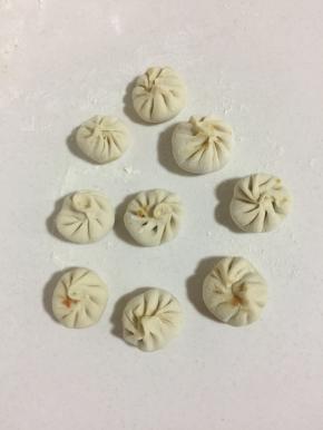 包好的迷你小笼包备用！
