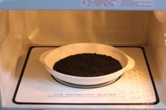 把黑芝麻放入微波炉加热约1分30秒至熟。