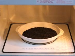 把黑芝麻放入微波炉加热约1分30秒至熟。