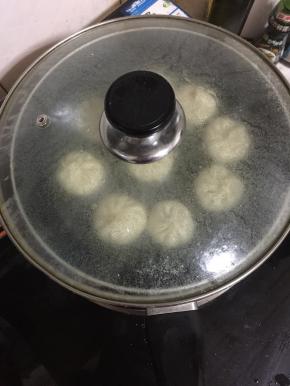 盖上盖子，大火煮开后，调中火煎至水完全收干。