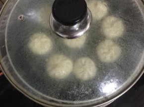 盖上盖子，大火煮开后，调中火煎至水完全收干。