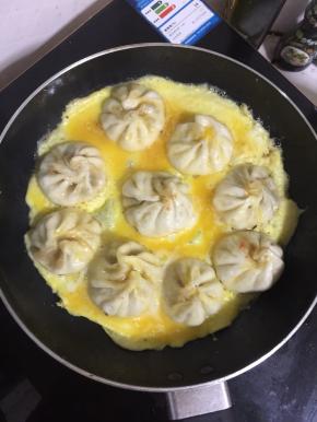 小火慢慢煎至蛋液表面凝固。