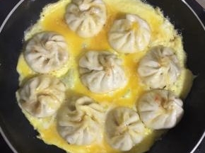 小火慢慢煎至蛋液表面凝固。