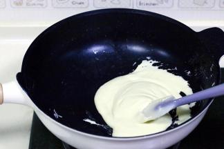 用刮刀按压、搅拌，直到棉花糖融化，和黄油完全融合。