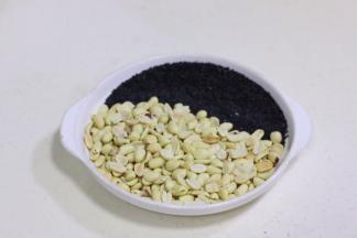 把烤好的花生去皮，和黑芝麻一起放在盘子内备用。