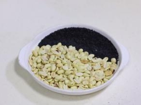 把烤好的花生去皮，和黑芝麻一起放在盘子内备用。