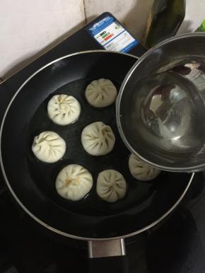 加入适量的水。（水不要放太多。能够淹没住小笼包即可！）